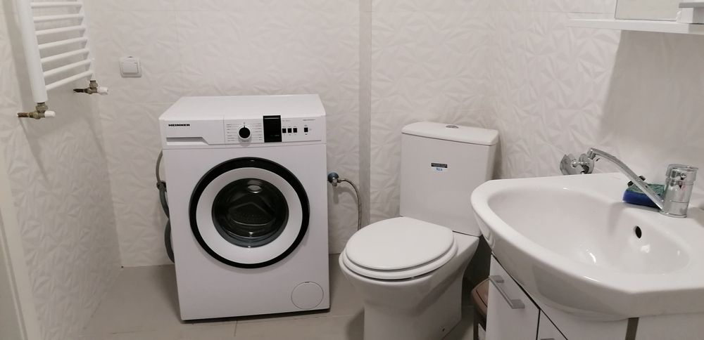 Inchiriez apartament cu două camere foarte mari în White Tower (complet utilat) 2500 lei.