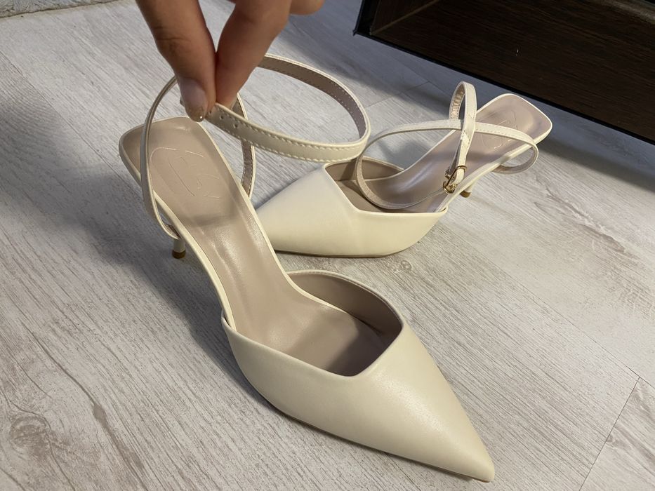 Чисто нови бежови официални обувки токове