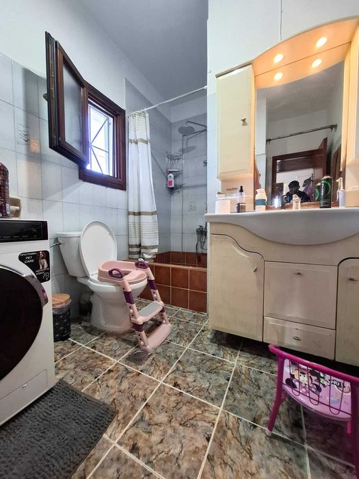 Продава двуетажна къща 150 м2 + 80 м2 и двор 400 м2 в Аспровалта, Гърция