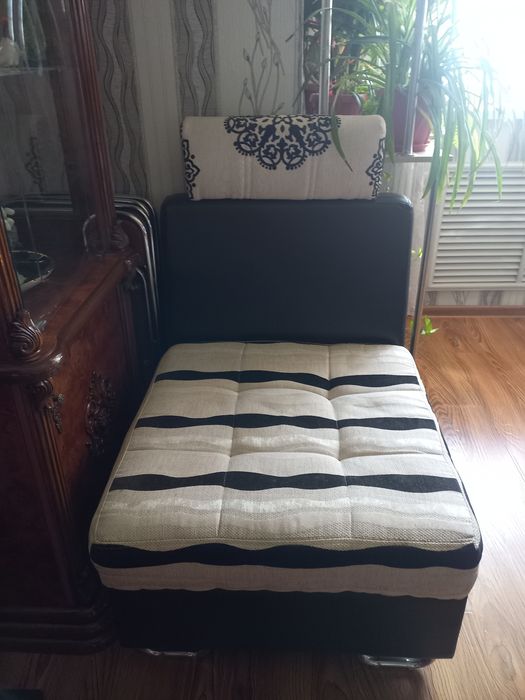 Мягкая мебель уголок и 6 пуфиков