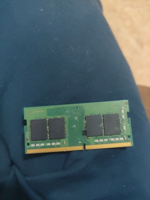 Vând 2x Ssd 3x GB RAM și un procesor Intel core a cincea generație