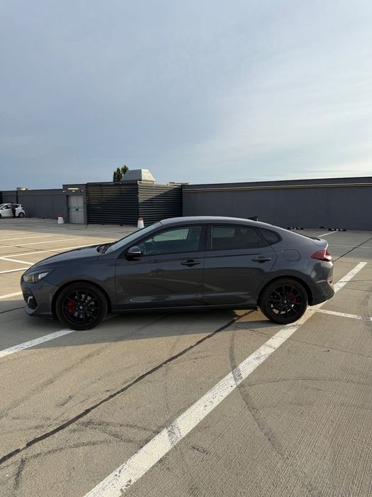 Hyundai I30 Hyundai i30 Fastback 1.4 T-GDI 140 CP Automată | 2018 | 126.000 km |