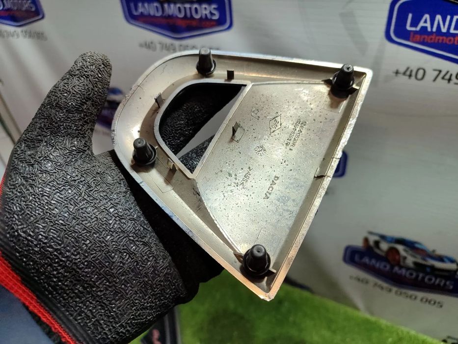 EMBLEMA / LOGO FATA DACIA DUSTER 1.5 DIESEL 2015 / SUV 5 USI COD OEM 628900520R / 2013-2017