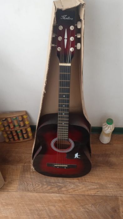 Гитара обычная музыкальный инструмент