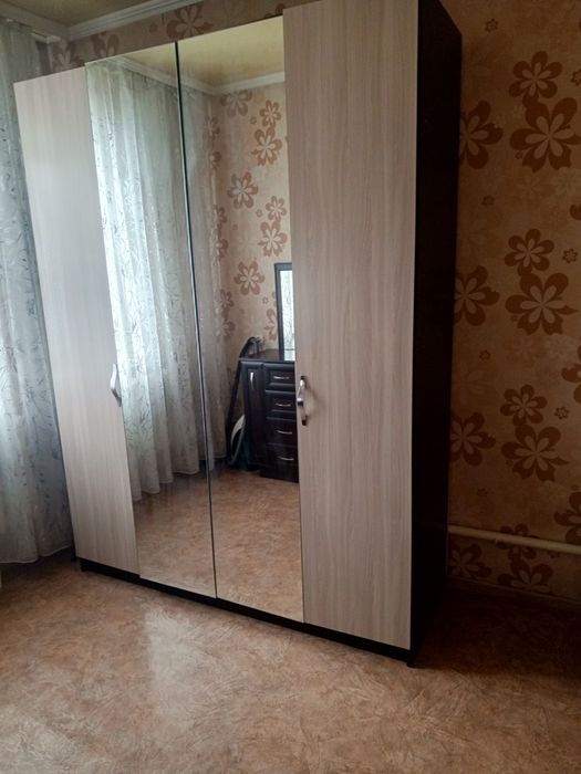 Шкаф с зеркалом.