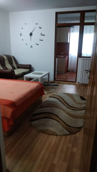 Închiriez garsoniera