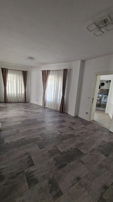 Casa cu 4 camere , zona linistita