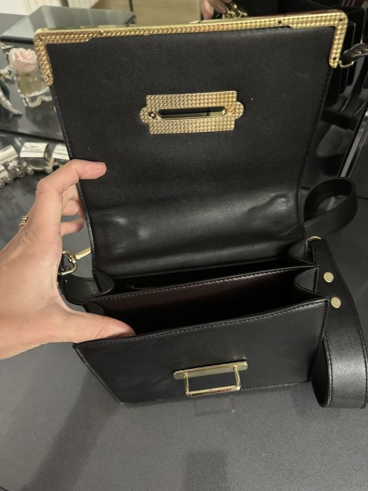 Чанта в черно със златисти елементи