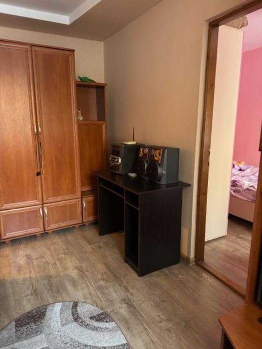 vand apartament trei camere