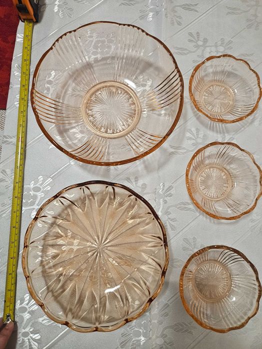 Ретро съдове от цветно стъкло за допълване на сервизи