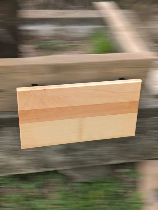 Сгъваема масичка с плот от масивен бук и здрави метални механизми