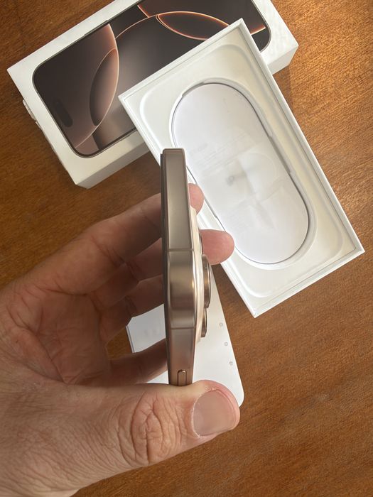 Продавам Iphone 16 pro Desert Titanium 128 GB