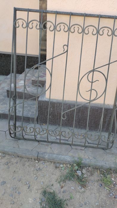 Продам решотки и  унитаз 1шт