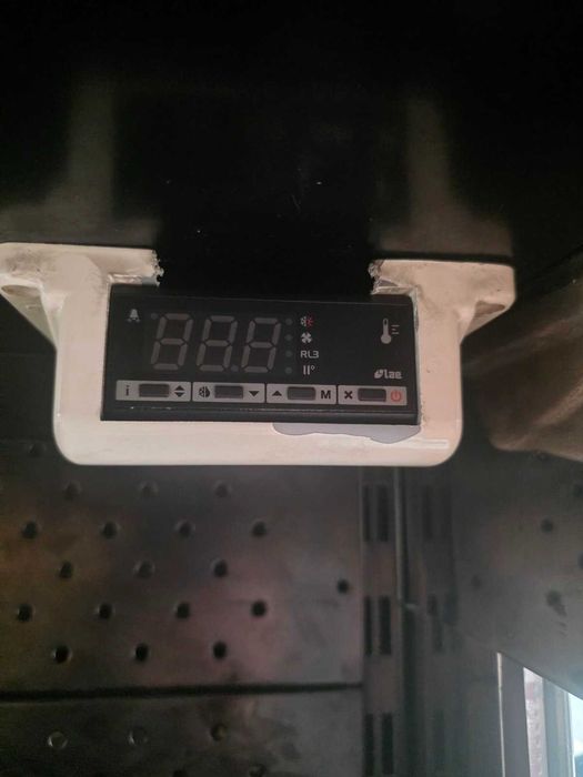 Хладилна витрина за кафе/магазин – работеща, нужда от малък ремонт