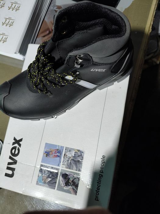 Vînd bocanci Uvex noi în cutie