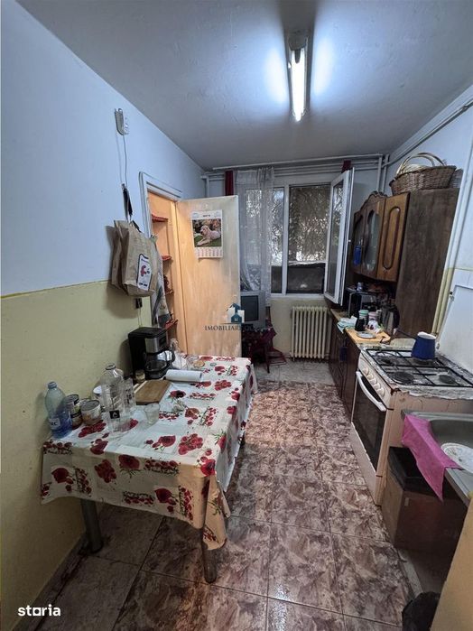 Vanzare Apartament 3 Camere Semidecomandat Berceni-Izvorul Crisului