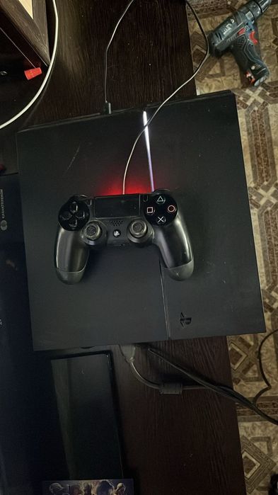 Продам PS 4  в хорошем состоянии