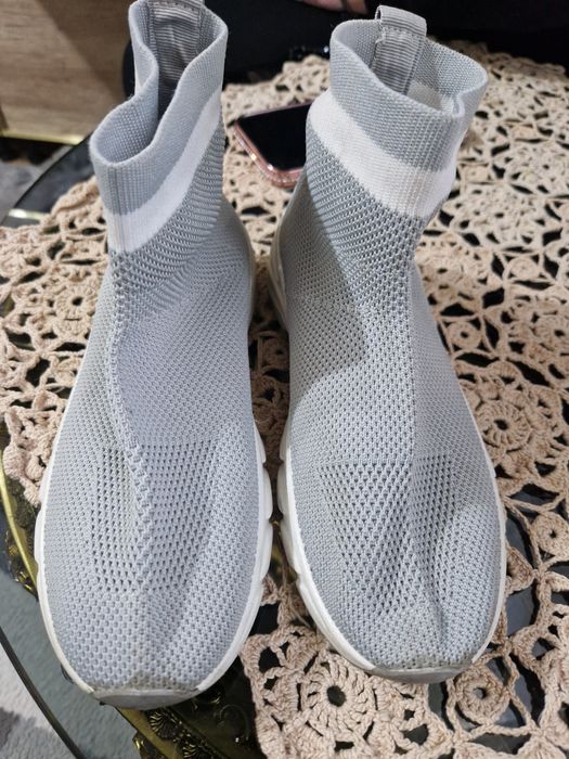 Vând adidași sport dama