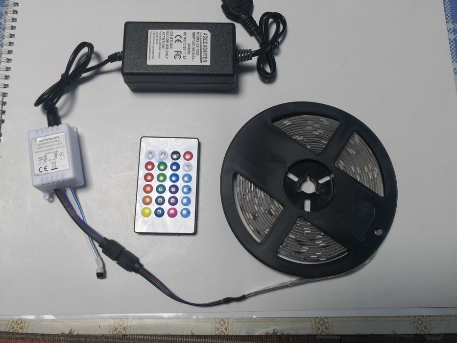 Banda led rgb multicolor 5 m cu alimentare si telecomanda