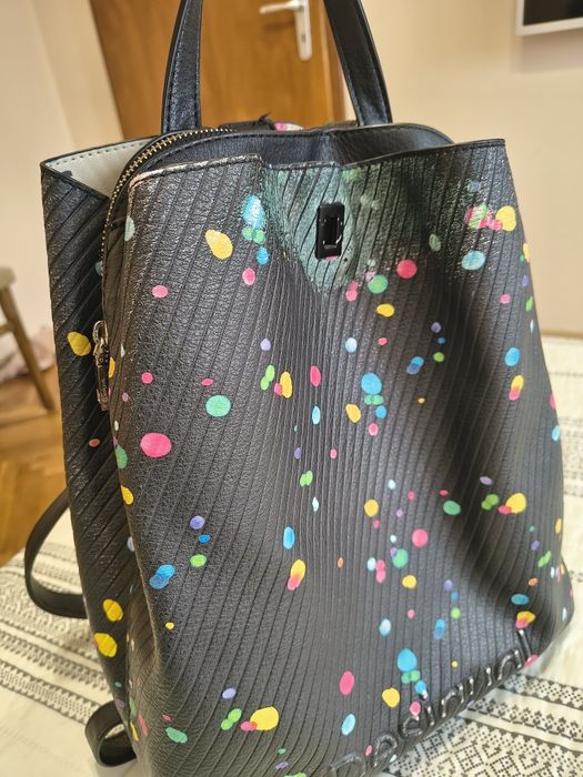 Продавам дамска чанта на Desigual