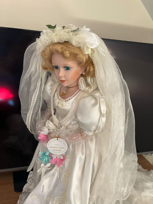 Лимитирана порцеланова кукла