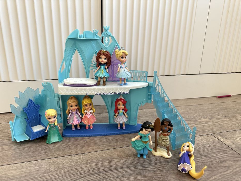 Замок Ельзы и куклы Disney