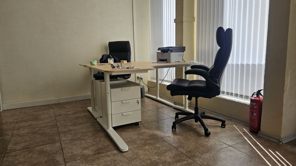 2 бр. офис бюра IKEA BEKANT – отлично състояние, почти неизползвани