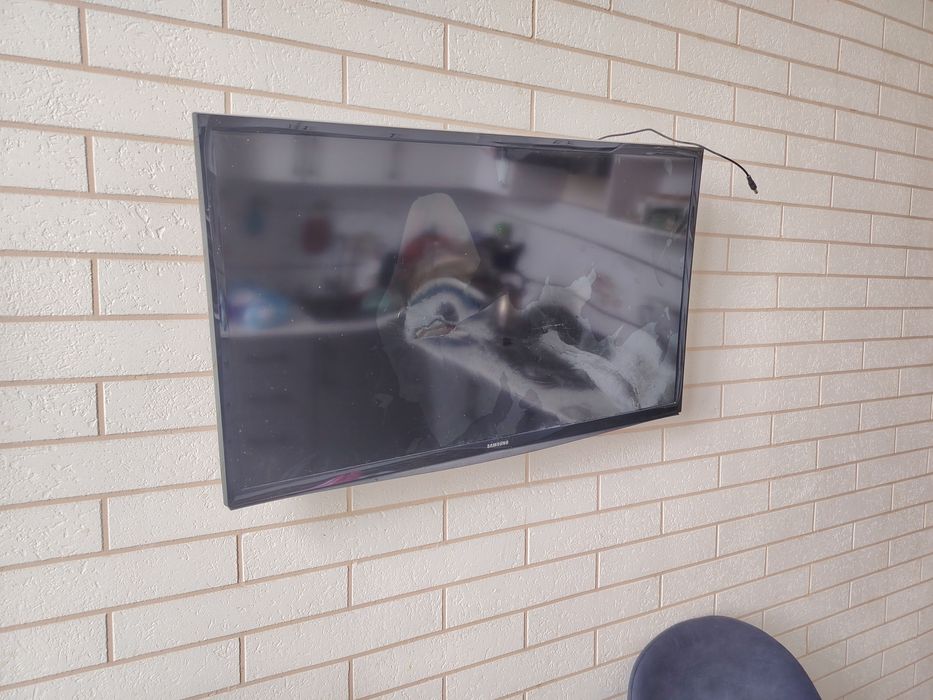 Телевизор на запчать разбитый экран.