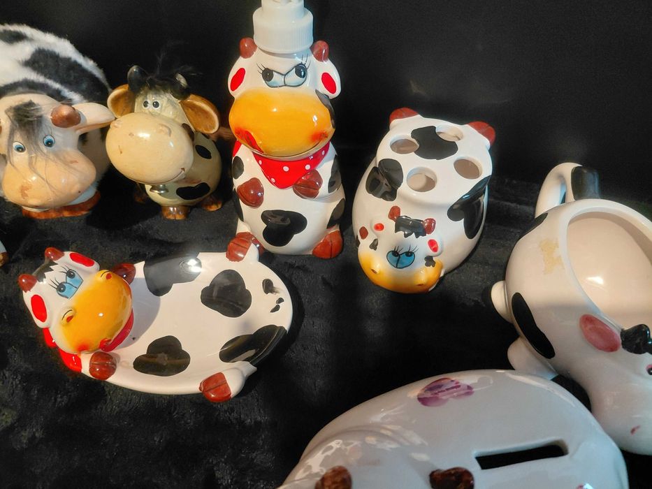 Колекция от фигурки на крави