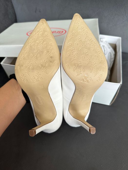 Чисто нови обувки 36 номер