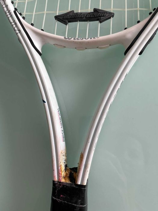 Vand racheta tenis Wilson, cu rama din titan si husa, plus bonus: racheta tenis Artengo