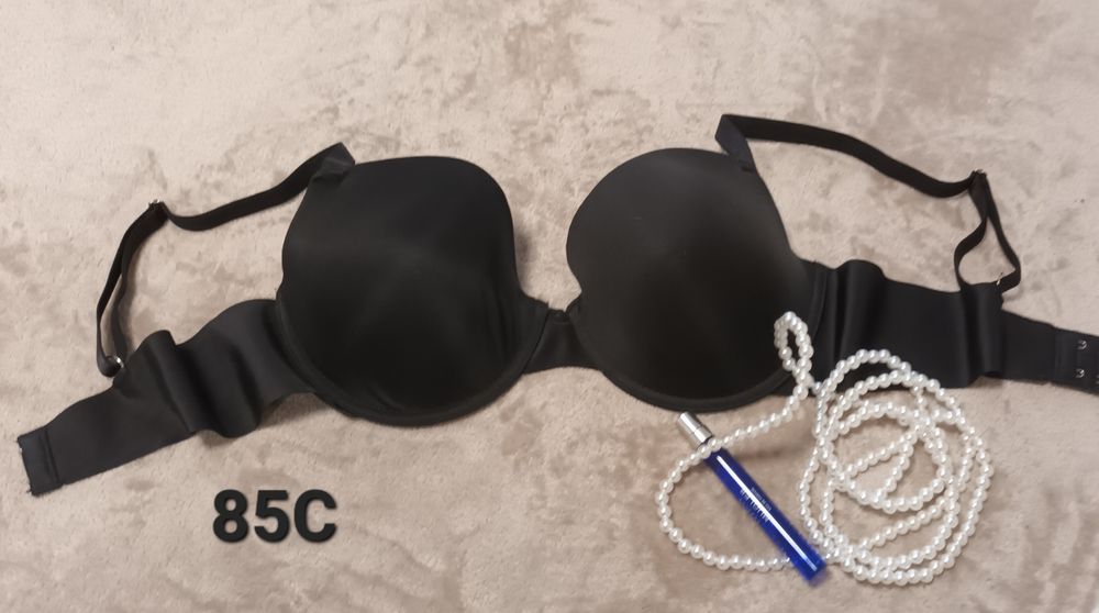 Сутиени цени и размери са написани върху всяка снимка