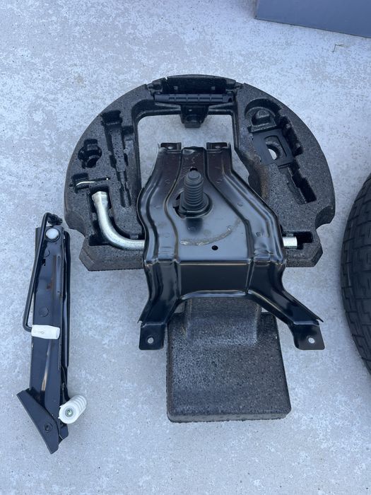 Патерица Резервна гума Audi VW 20 цола