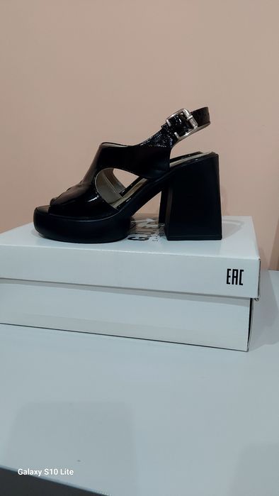 Босоножки женские