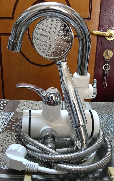 Robinet electric istant apa calda cu furtun de dus