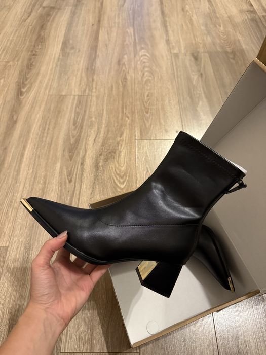 Чисто нови кожени боти