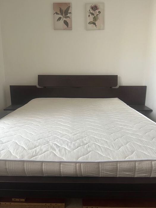 Спалня на метални крачета