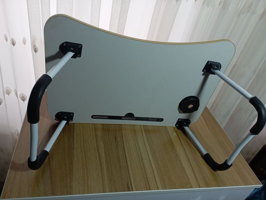 Dastavfka tekin toshken shahar ichida ,kichkina parta noutbook va dars