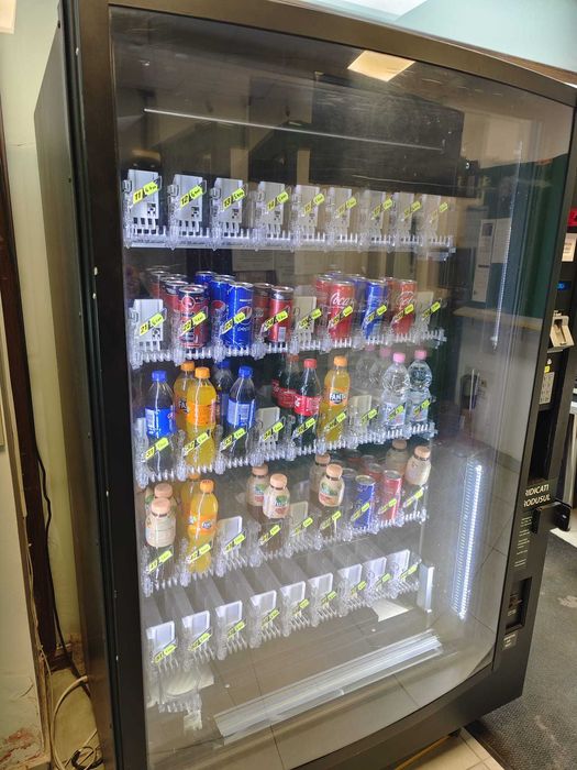 Aparat de bauturi vending cu lift