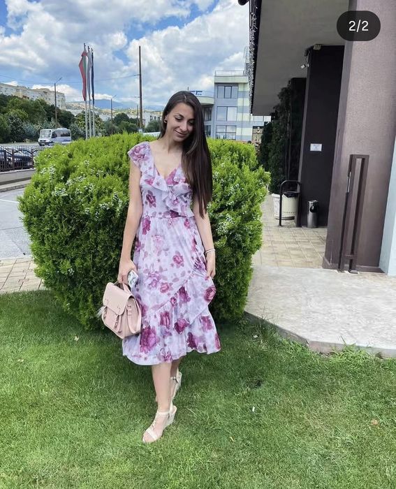 Дамска рокля с флорални мотиви
