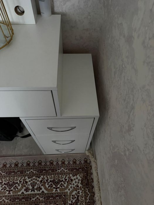 Продам женский туалетный столик