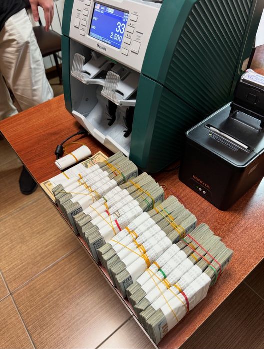 Проверка иностранных валют на банковском детекторе. Валюта текшириш.