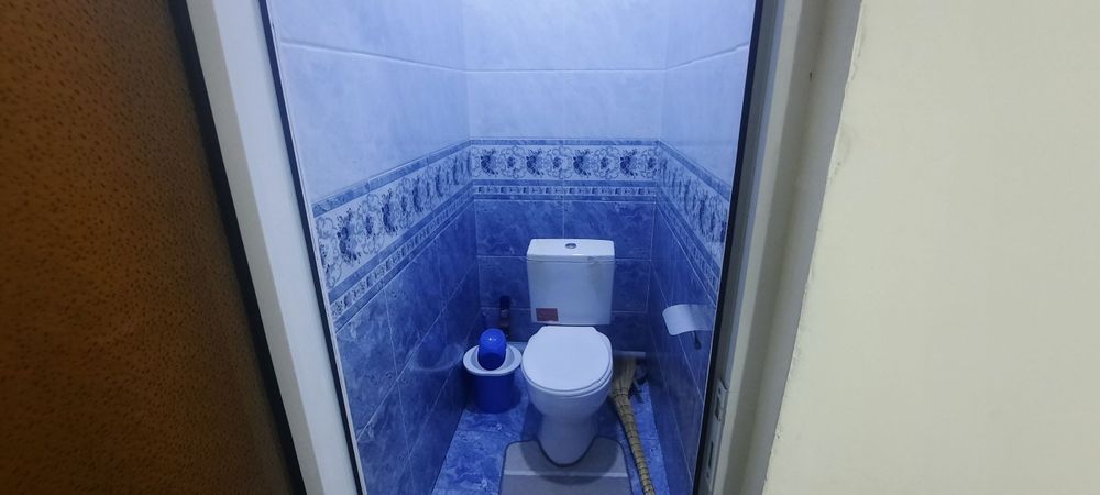 Гулистон шахар 4 мкр Р.Босимов мактаби  оркасида 2 етаж 3 хона сотилад