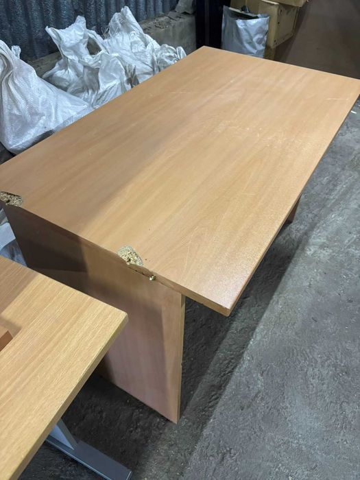 Бюро (с отвор за кабели или без)