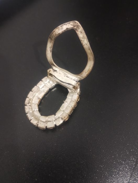 щипка за захващане на шал или за ревер