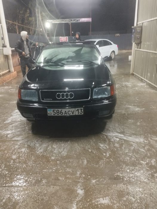 Ауди 100 С4 қара түсті
