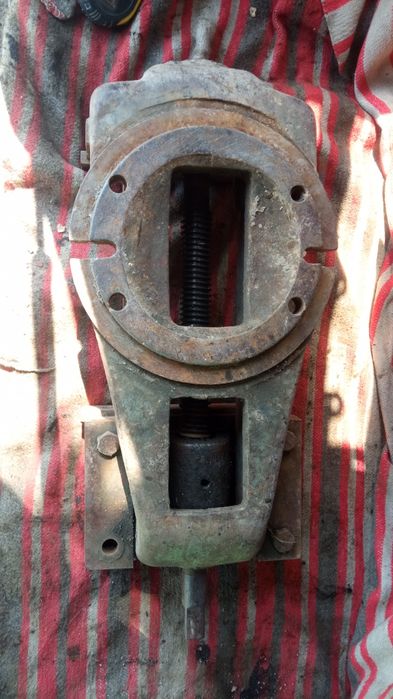 Тисы, тиски,тисочки.