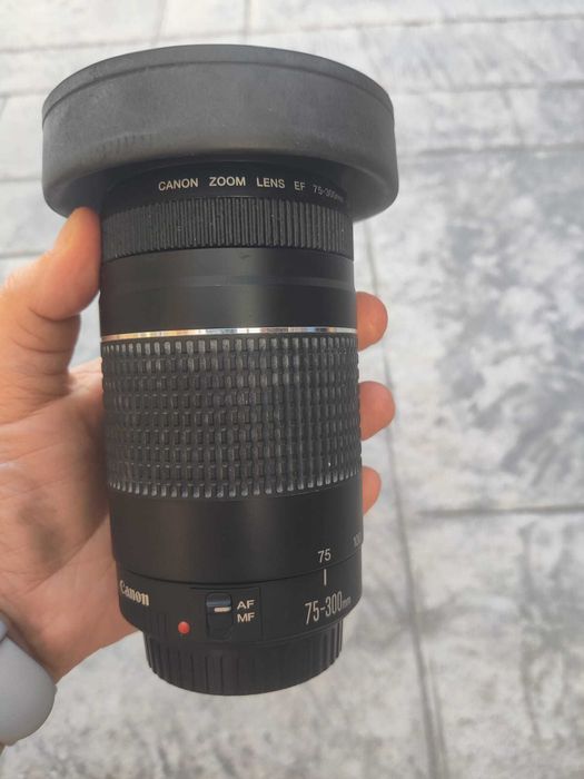 Teleobiectiv Canon EF 75-300mm f/4-5.6 III (compatibil nativ cu DSLR-urile Canon EOS)
