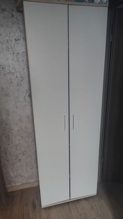 Dulap folosit forte puțin,