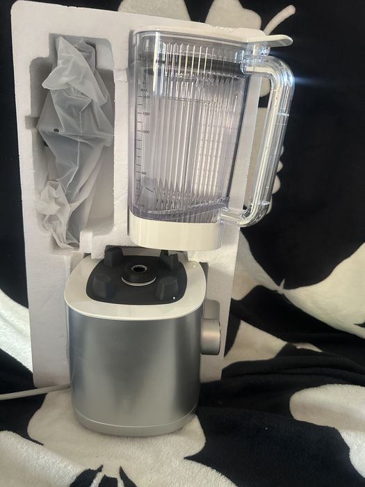 Blender electric stationar de bucatarie . Fuctii mixare ,pasare, maruntire gheata  si preparare  smoothie-uri sau supe creme. Este nou nefolosit